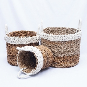 Ensemble de paniers en plastique recyclé à base de peau de banane naturelle, avec bordure en macramé blanc, poignée en arche, pot cylindrique, décoration artistique pure pour la maison - Product Image 1