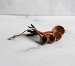 Ensemble de cuillères à mesurer en bois naturel faites à la main avec des poignées trempées dans du bleu, mini-cuillères à épices rondes décoratives sur une corde de jute pour - Product Image 4