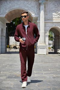 ชุดวอร์มผู้ชายแบบกำหนดเอง ปี 2025 ผ้าฝ้ายผสมโพลีเอสเตอร์ 320GSM เนื้อผ้านุ่ม ชุดออกกำลังกาย ชุดกีฬา ชุดฝึกซ้อม สองชิ้น เสื้อฮู้ดดี้และกางเกงจ็อกเกอร์ - Product Image 5