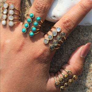 Ensemble de bagues en pierres précieuses à bulles, bagues empilables en laiton réglables avec pierre de lune, turquoise et œil de tigre, bijoux faits à la main en gros - Product Image 1