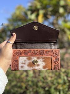 Offre Spéciale pochette en fourrure de vachette élégant usiné à la main sculpture portefeuille en cuir multi-usages cuir occidental élégant portefeuilles pour les femmes - Product Image 5