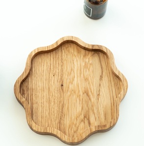 Bandeja Redonda de Madera Artesanal con Borde Festoneado, Plato de Madera Natural Sólida para Servir Aperitivos y Postres, para Mesa de Comedor y Cocina, de Moda - Product Image 3