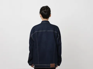 Veste en jean bleu foncé avec boutons métalliques, surpiqûres blanches, poches poitrine, poches latérales et manches longues pour un style décontracté. - Product Image 6