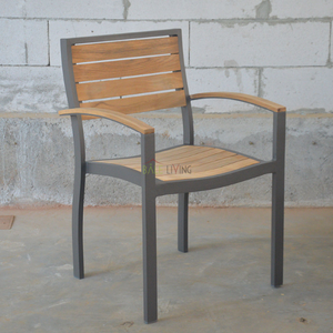 Chaise de salle à manger grise avec accoudoirs Cattalina Design minimaliste en bois massif élégant et pratique pour un look moderne - Product Image 2