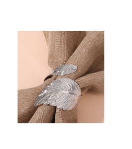 Anneaux de serviette d'inspiration antique élégants en métal lourd pour la décoration de table d'événement formel et l'élégance classique intemporelle - Product Image 3