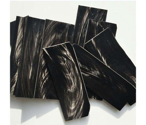 กรอบแว่นตาทำจากเขาควายสีแดง แผ่นเขาควายธรรมชาติ รูปทรงสี่เหลี่ยมผืนผ้า ผลิตในอินเดีย กรอบแว่นตาสำหรับทุกเพศ - Product Image 1