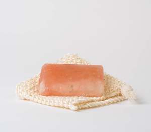 Lujosa barra de jabón de sal rosa del Himalaya tallada Composición rica en minerales naturales para el baño y el bienestar de la piel - Product Image 2