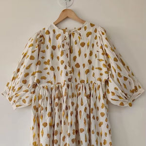 Robe midi Buti d'été décontractée à fleurs avec fermeture à ficelle et col profond Silhouette ample et conception d'impression de bloc de taille naturelle - Product Image 1