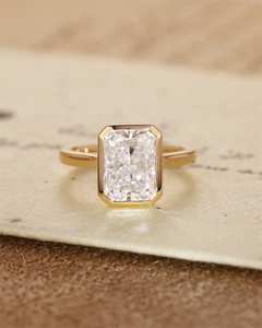 Bague de fiançailles et de mariage solitaire en or jaune 14K, 2,00 carats, taille radiant, sertie clos, vintage, VS1, ornementée de pierres cultivées en laboratoire, idéale pour les fêtes et les anniversaires - Product Image 2