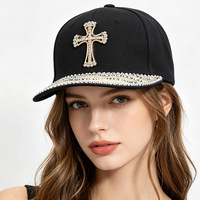 Casquette Snapback à visière plate avec emblème croix en strass, ton or, style streetwear, réglable, unisexe pour hommes et femmes, pour fêtes et usage quotidien