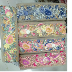 Rubans et lacets floraux brodés multicolores, idéaux pour les créateurs de vêtements comme bordures et dans les textiles de maison - Product Image 1