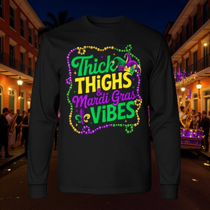 Maglietta a Maniche Lunghe per il Carnevale di New Orleans, T-Shirt Promozionale Mardi Gras con Stampa 'Thighs Thick', Atmosfera Festiva - Product Image 3