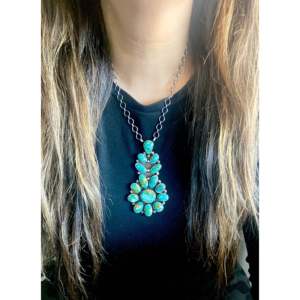 Collier à grappe de fleurs en turquoise de la montagne Sonoran et argent sterling par Sheila Becenti - Product Image 2