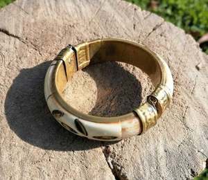 Pulsera Artesanal Moderna de Latón Pulido con Hueso, Hecha a Mano, Elegante, Ligera y Personalizable - Product Image 2