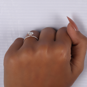 Pave Setting Anillo de compromiso con corte en forma de corazón Diseño elegante Anillo clásico de lujo con diamante creado en laboratorio en platino - Product Image 2