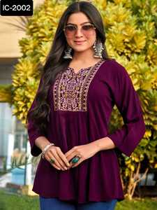 Nouveau modèle femmes décontracté et tenue quotidienne haut en rayonne lourde avec beau travail de broderie avec motif fantaisie court Kurtis pour les femmes - Product Image 5