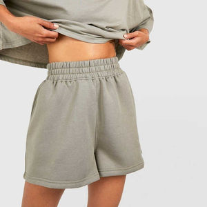 Vente en gros Short de gymnastique taille moyenne Short de sport confortable et respirant avec boutons Short pour femme de couleur unie à sublimation personnalisée - Product Image 1