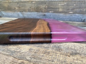 Plateau en résine rose avec base en bois Plateau élégant fait à la main pour servir des collations au thé et au café Idéal pour la cuisine à la maison et la décoration de table - Product Image 4