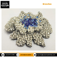 Kualitas baik buatan tangan bentuk bunga perak kristal Rhinestones dibuat tangan bordir 8cm lebar bros dengan harga kompetitif