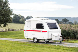 Mini-caravane de camping-car légère et de haute qualité, modifiée, avec lit et cuisine, disponible à la vente à un prix avantageux - Product Image 4