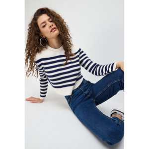 Suéter de punto a rayas con cuello redondo - Product Image 3