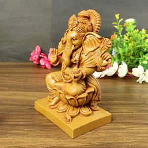 Estatua de Ganesha de Resina Marrón Hecha a Mano por Nirmala Handicraft, Sentada sobre un Loto, para Decoración del Hogar, de Rajasthan - Product Image 2
