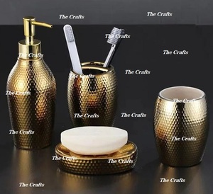 Juego de baño martillado de metal Juego de cuatro con juego de baño de color dorado de calidad superior para uso en el baño del hogar - Product Image 2