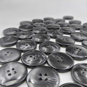 Botón de cuerno de resina ecológico negro Markino de 36L con 4 agujeros de lujo para decoración del hogar patrón cuadrado y decoración de encaje - Product Image 4