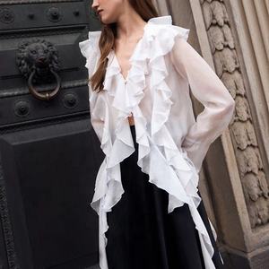 بلوزة دانتيل تصاميم رقعة عمل للنساء قميص شيفون شفاف متعدد الاستخدامات أنيق فتحة رقبة حرف V واسع كشكش - Product Image 1