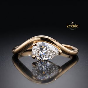 Anillo de Compromiso con Corte de Pera en Oro de 14K, Elegante Anillo de Novia Moderno - Product Image 6