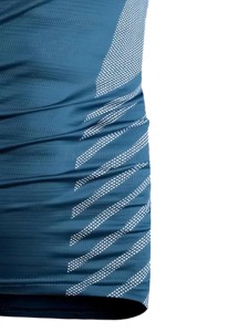 Graphic Print Rash Guard Haut de surf pour homme avec motif camouflage Pastel Women Rash Guard Stylish Beachwear avec SPF 50 - Product Image 4