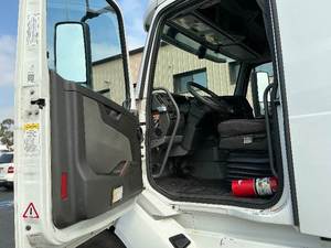 Camión Semi Remolque VNL64760 USADO de 2022 en Venta Clásica - Camarote Integral de 70 Pulgadas, 455 HP, 12 Velocidades Automáticas, Listo para Exportar a Todo el Mundo - Product Image 3