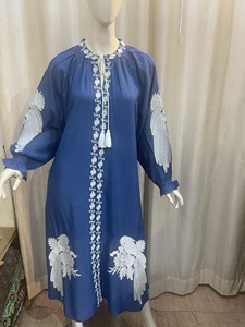 ชุดแม็กซี่เดรสยาวปักลายสีทึบสไตล์เรียบง่ายสวมใส่สบายพิมพ์ลายนูนวิธีการทอผ้าซักได้ตามธรรมชาติ - Product Image 3