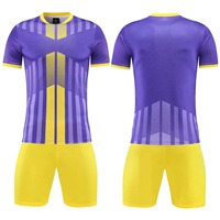 Setelan Jersey Sepak Bola Kustom Warna Logo Kustom Seragam Tim Sepak Bola Pria Setelan Olahraga Lengan Pendek Tracksuit Poliester yang Dipersonalisasi