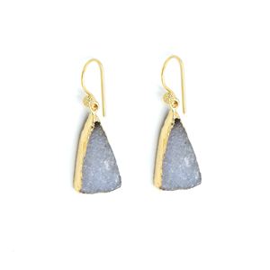 Dua Drusy, Pendientes colgantes triangulares elegantes a la moda para mujer, joyería hecha a mano de aleación de cobre y latón chapado en oro de 18 quilates para bodas - Product Image 1