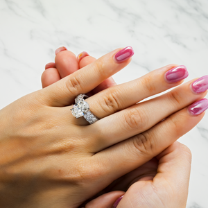 Bague de fiançailles en or blanc 14 carats avec diamant ovale cultivé en laboratoire certifié IGI, clarté VVS2, couleur E, 3,02 carats, poids total des pierres 5,22 carats - Product Image 5