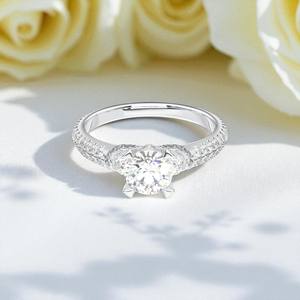 Anillo de compromiso de diamante de forma redonda de moissanita de calidad de 1,58 quilates de quilates, hecho en platino para mujer - Product Image 2