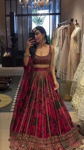 Designer élégant Lehenga Choli avec un beau design artisanal parfait pour les fêtes de filles Festivals Événements et look traditionnel - Product Image 2