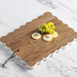 Planche à découper antique en bois de manguier - Product Image 1