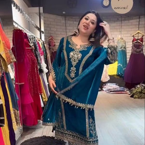 Ropa de boda india de Bollywood Top Palazzo con bordado de secuencia y codificación Dori con Moti Latkan diseñador traje de terciopelo viscosa - Product Image 1