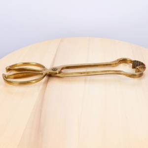 Pince à aliments de conception éligible en métal fer plaqué or fini idéal pour les ustensiles de cuisine et les ustensiles de service polyvalents - Product Image 6