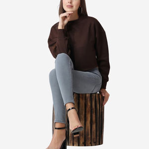 Sweat-shirt haut court marron uni pour femmes à coupe ample en matériau personnalisable de haute qualité pour l'hiver Position du logo avant - Product Image 4