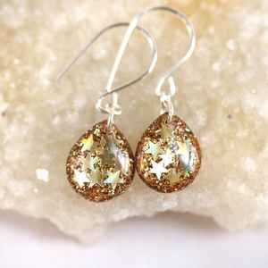 Hermosos pendientes colgantes de resina para mujer modernos con tachuelas doradas Diseño elegante de Ángel - Product Image 2