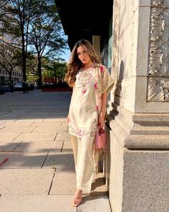 Conjunto de Salwar Kameez de 3 Piezas para Mujer, en Crepé Francés Premium de RADHE EXPORT, Color Blanco, Bordado Intenso, Mangas con Diseño Moderno - Product Image 5