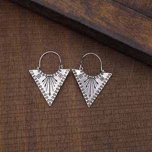 Boucles d'oreilles géométriques triangulaires, bijoux tribaux en argent 925, finition argent oxydé, design bohème, vente en gros - Product Image 3