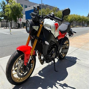 NOUVEAU EU 2025 XSR900 890cc refroidi par liquide, DOHC, 3 cylindres en ligne ; 4 soupapes par cylindre Moto - Product Image 3