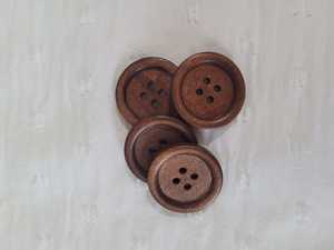 Moda botón de madera abrigo camisa redondo colorido 2 agujeros/4 agujeros venta al por mayor grabado pequeño de madera Natural para gran invierno pulido 20mm - Product Image 3