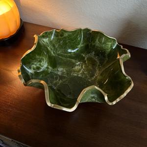 Bol décoratif de créateur en résine verte, plateau de centre de table artistique fabriqué à la main, accent élégant pour décor de bureau de salon à la maison - Product Image 5