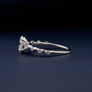 Anillo de compromiso y boda para mujer, chapado en oro blanco de 14k, con diamante de laboratorio de 1ct, corte ovalado y redondo, venta al por mayor - Product Image 2