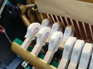 Piano Vertical Yamaha U1M de Segunda Mano, Instrumentos de Teclado Japoneses en Venta, Martillos Beffa, Acción Duradera, 88 Teclas, Tamaño Completo - Product Image 2